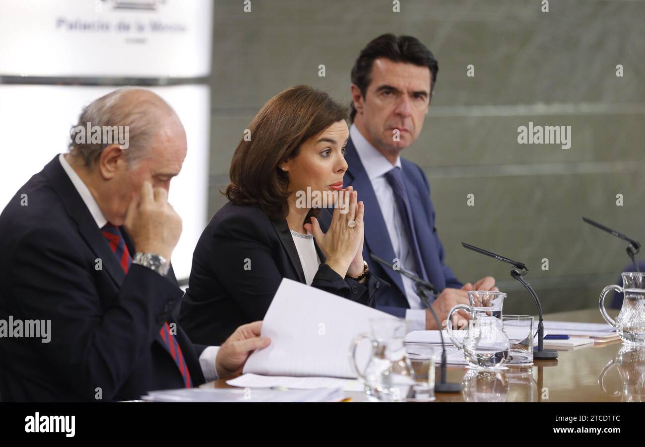 Madrid, 10/30/2015. Conferenza stampa dopo la riunione del Consiglio dei ministri con il vicepresidente Soraya Sáenz de Santamaría, Jorge Fernández Díaz e José Manuel Soria. Foto: Jaime García ARCHDC. Crediti: Album / Archivo ABC / Jaime García Foto Stock