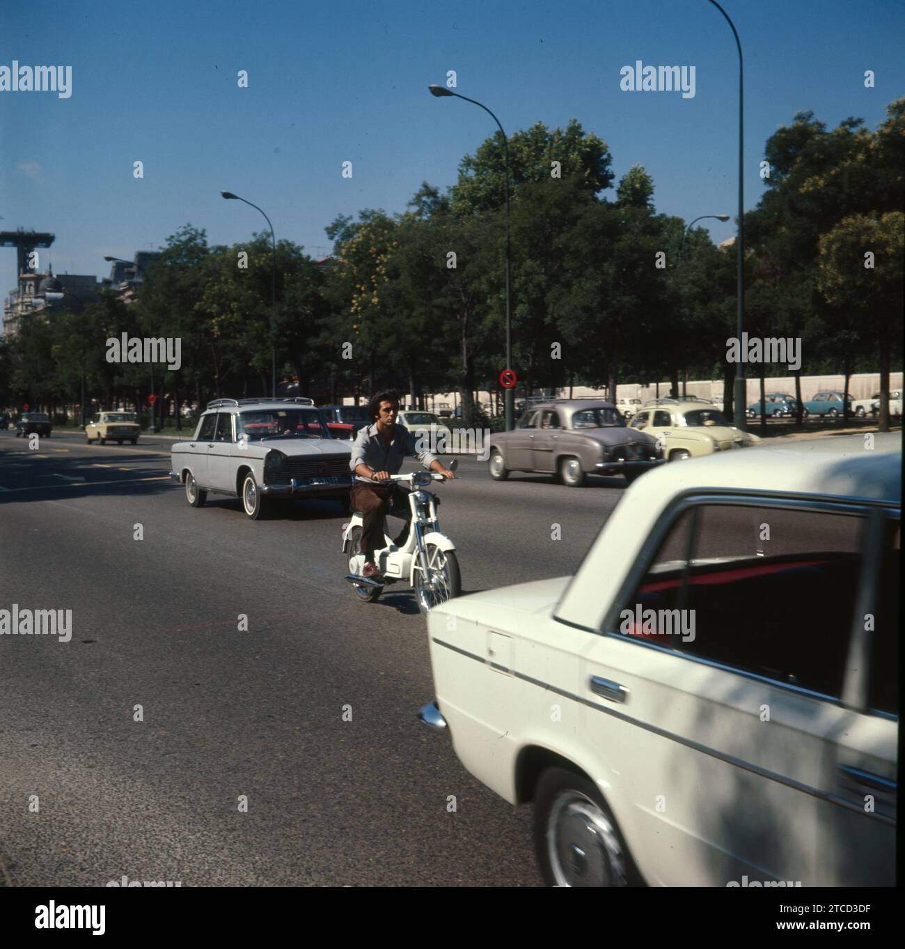 12/31/1969. Madrid, anni '1970 Traffico sul Paseo de la Castellana, con le torri Colombo in costruzione, sullo sfondo. Un vespino davanti a un sedile 1500 e dietro un sedile 124 o 1430. A destra due Renault Dauphine, una grigia e l'altra bianca. Crediti: Album / Archivo ABC Foto Stock