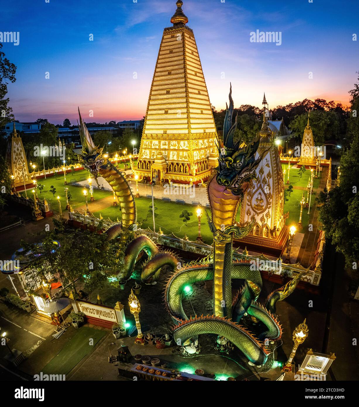 Veduta aerea di Wat Phra That Nong Bua, a Ubon, Thailandia, sud-est asiatico Foto Stock