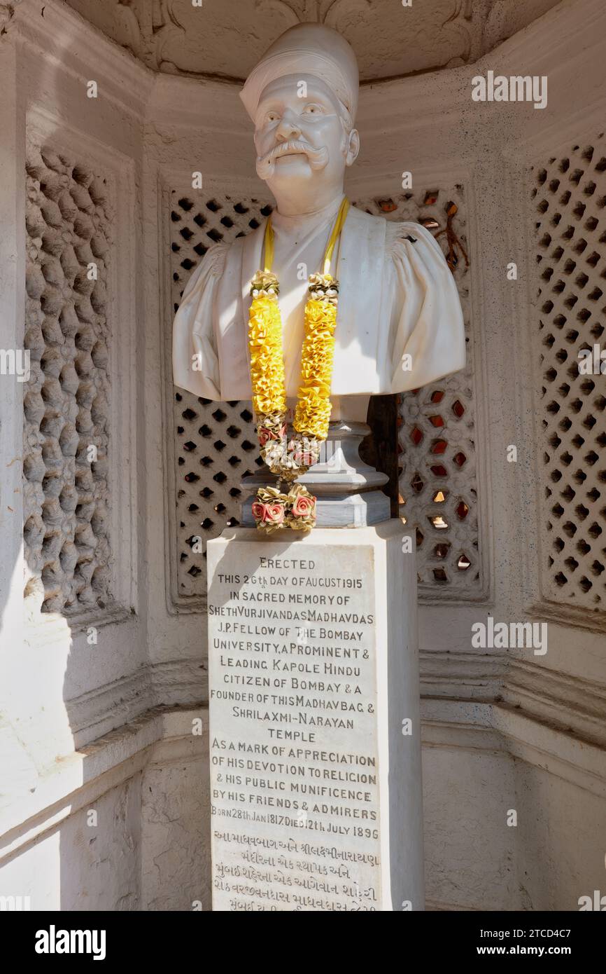 Un busto in onore di Yurjivandas Madhdavdas, uomo d'affari di Bombay del XIX secolo, filantropo e fondatore del Tempio di Laxmi-Narayan, a Madhavbag, Mumbai, India Foto Stock