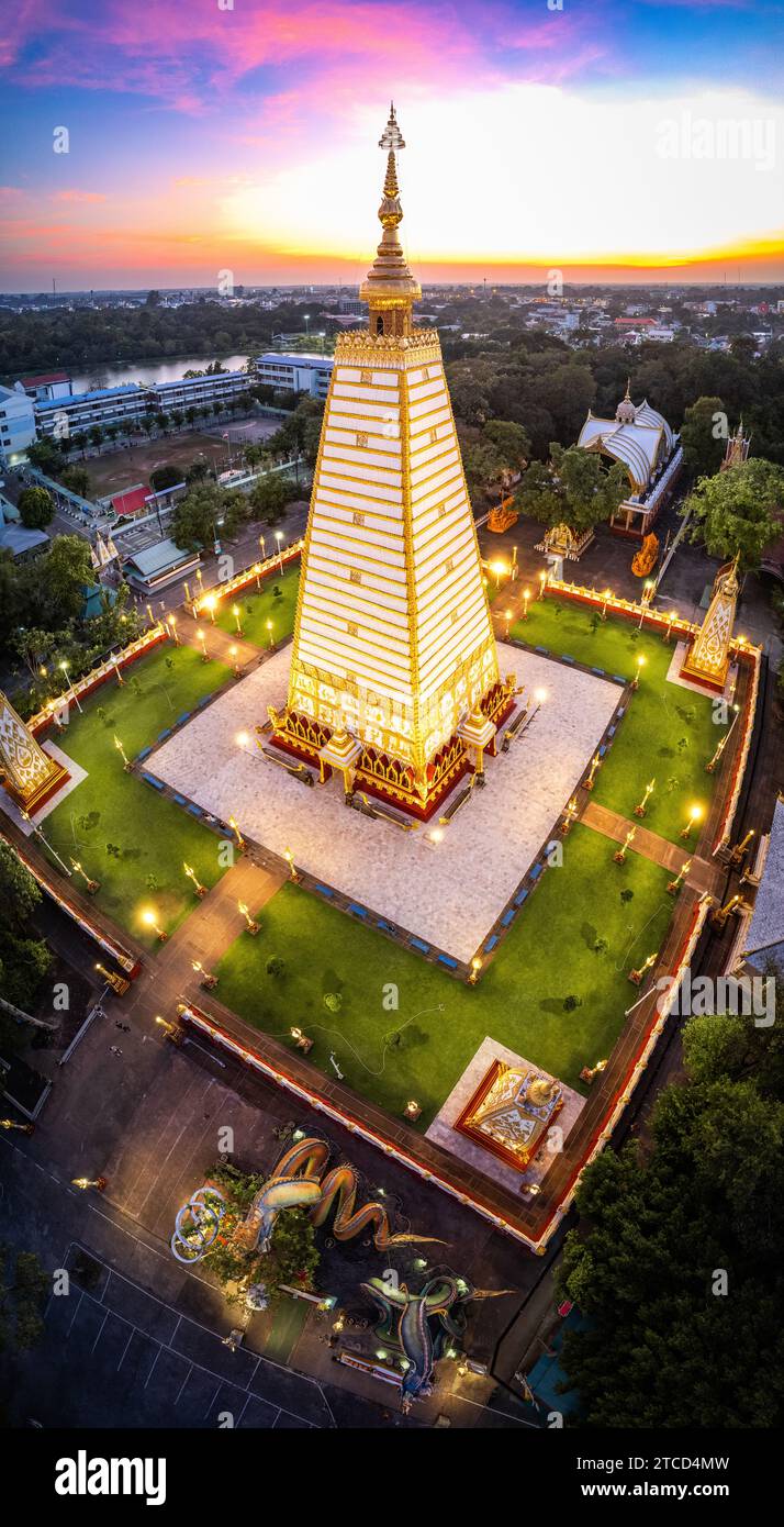 Veduta aerea di Wat Phra That Nong Bua, a Ubon, Thailandia, sud-est asiatico Foto Stock