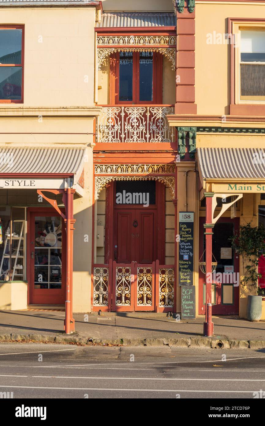 Uno stretto residence a due piani tra due verande di strada a Queenscliff sulla Penisola di Bellarine a Victoria, Australia Foto Stock