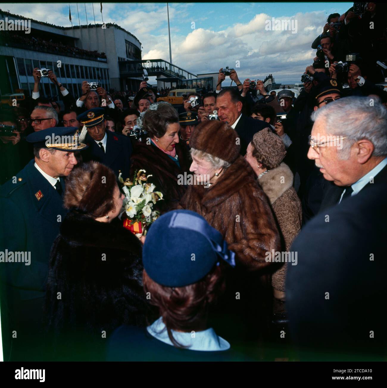 Madrid, 02/07/1968. La regina Vittoria Eugenia visita Madrid in occasione della nascita del suo pronipote, l'Infante Don Felipe. A sua immagine, il Ministro dell'aria, rappresentante del Capo di Stato, saluta il sovrano. Dietro, i conti di Barcellona. Crediti: Album / Archivo ABC / Jaime Pato,Álvaro García Pelayo,José Sánchez Martínez Foto Stock