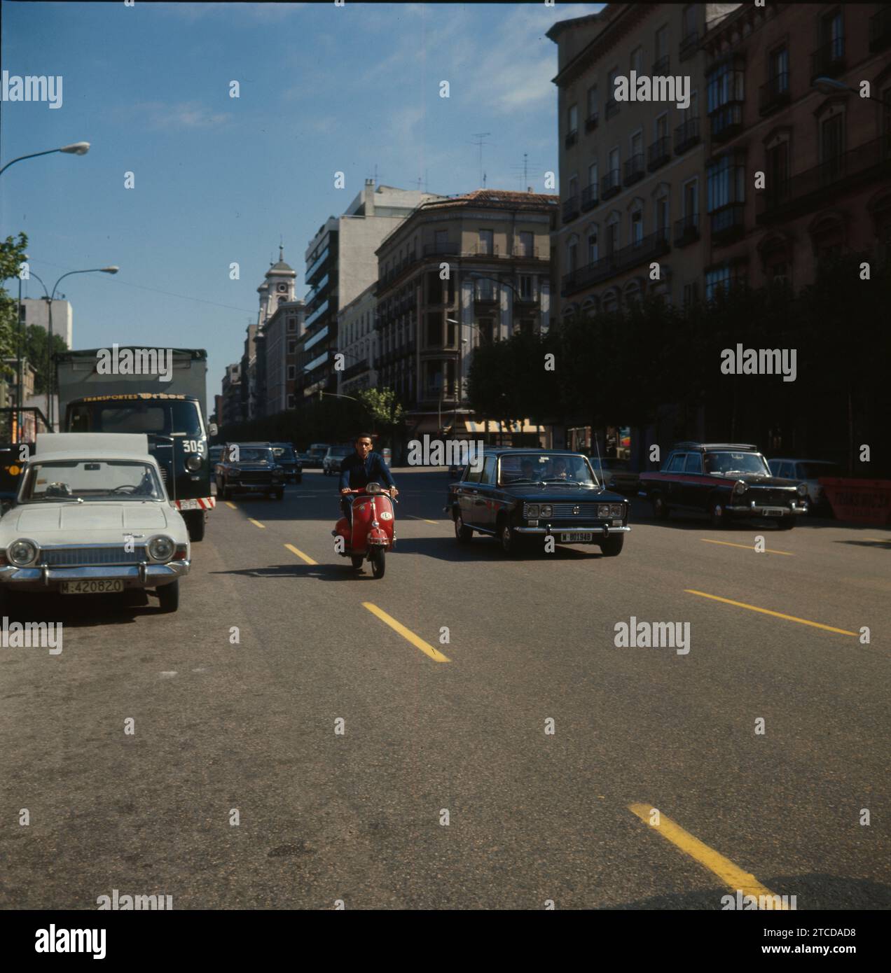 12/31/1969. Madrid, inizio anni '70 Traffico su via Serrano, con una vespa che circola a destra di un seggio 1430. Più a destra della foto, un taxi con 1500 posti a sedere. Crediti: Album / Archivo ABC Foto Stock