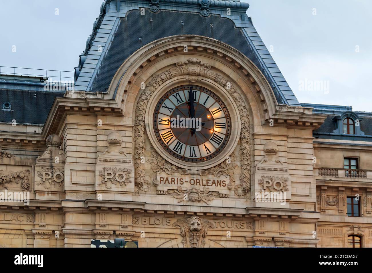 Questo è un orologio sull'edificio dell'ex stazione ferroviaria di Parigi-Orleans, e ora Museo Orsi l'11 maggio 2013 a Parigi, in Francia. Foto Stock