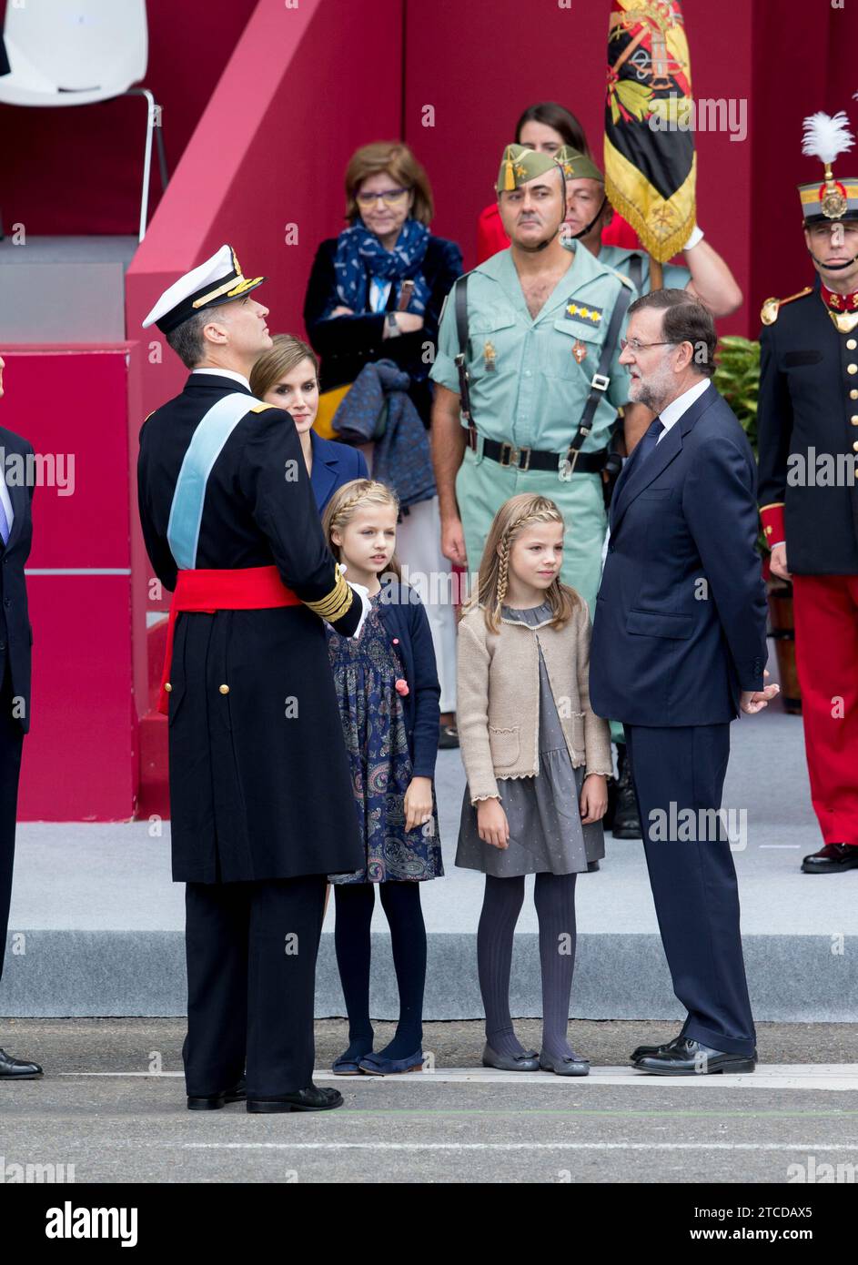 Madrid, 12/10/2015. Sua altezza reale Don Felipe vi e Doña Letizia, accompagnati dalla principessa Leonor e dall'infanta Sofía, presiedono la parata militare il 12 ottobre, la festa nazionale della Spagna. Foto: Ignacio Gil ARCHDC. Crediti: Album / Archivo ABC / Ignacio Gil Foto Stock