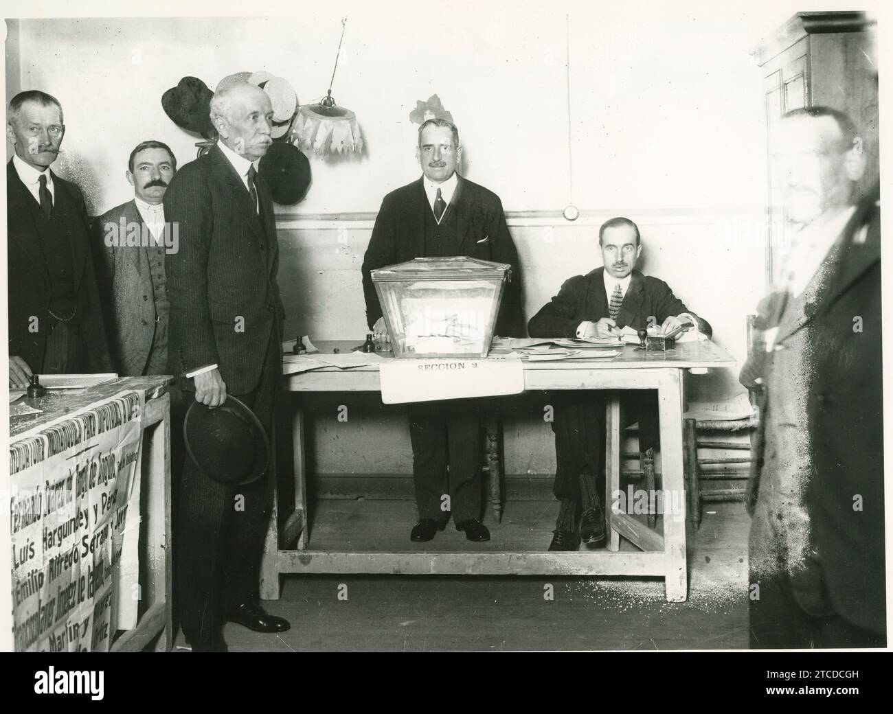 Madrid, 13/12/1920. Eduardo dato vota alle elezioni generali del 1920. Crediti: Album / Archivo ABC Foto Stock