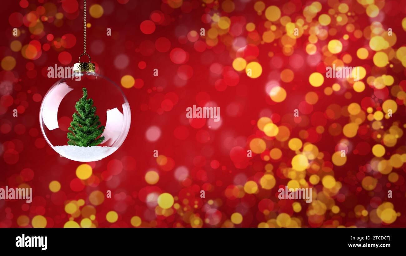 Bauble in vetro con albero di Natale su sfondo rosso bokeh. Sfondo per il nuovo anno. Foto Stock