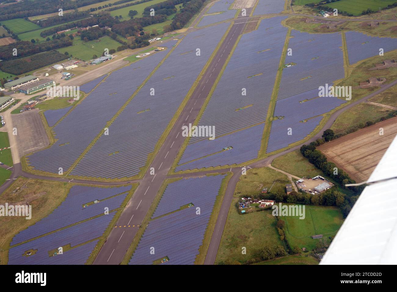 Vista aerea della RAF Coltishall, rinomata base di caccia della seconda Guerra Mondiale e della Guerra fredda, ora una centrale di energia solare da 50 megawatt, Norfolk, Regno Unito Foto Stock