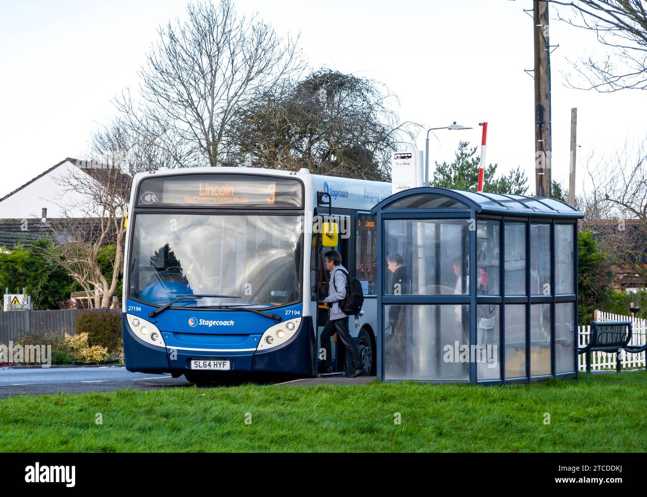 Passeggeri a bordo di un autobus a un piano, Cherry Willingham, Lincolnshire, Inghilterra, Regno Unito Foto Stock