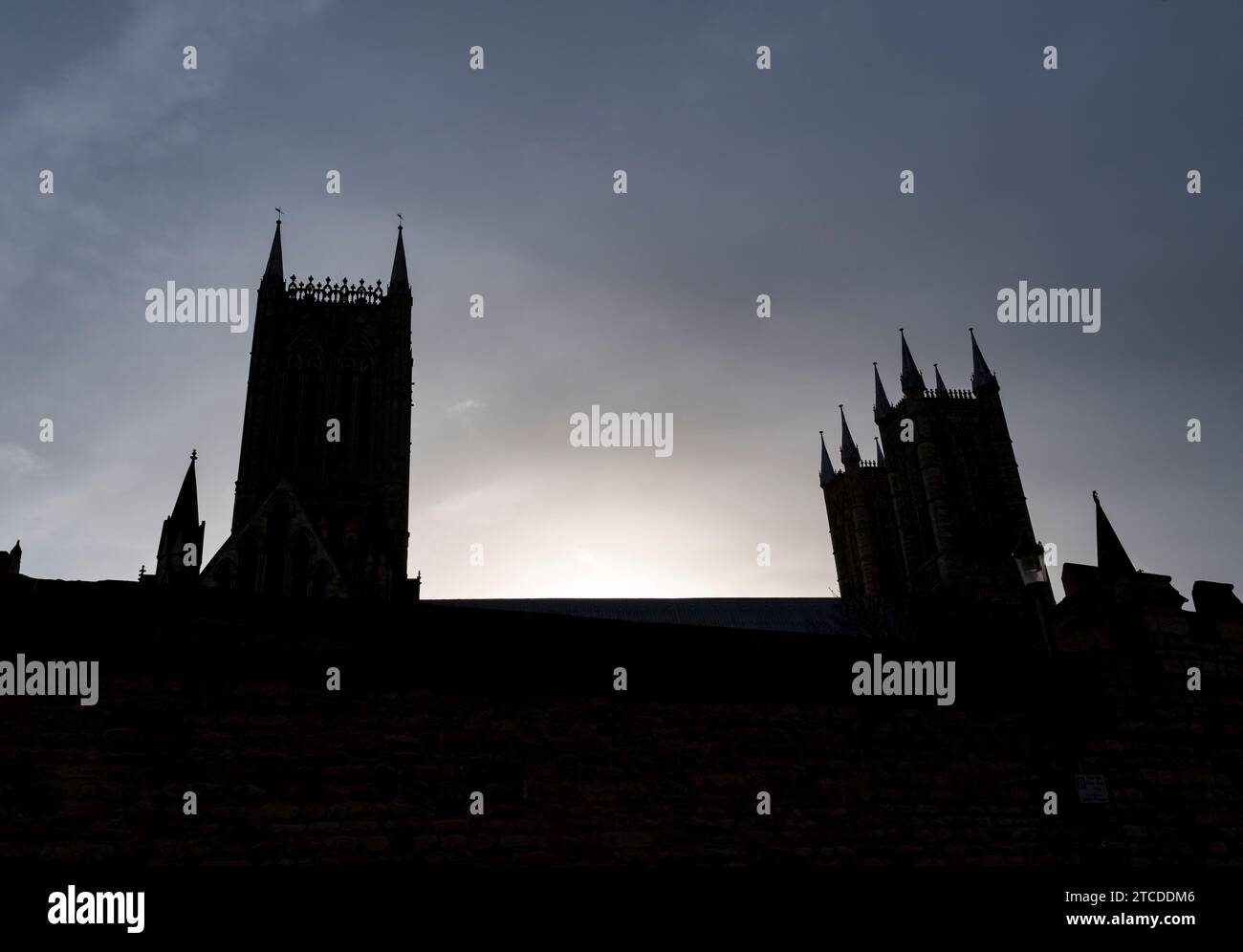 Silhouette of Lincoln Cathedral Towers, Lincoln City, Lincolnshire, Inghilterra, Regno Unito Foto Stock