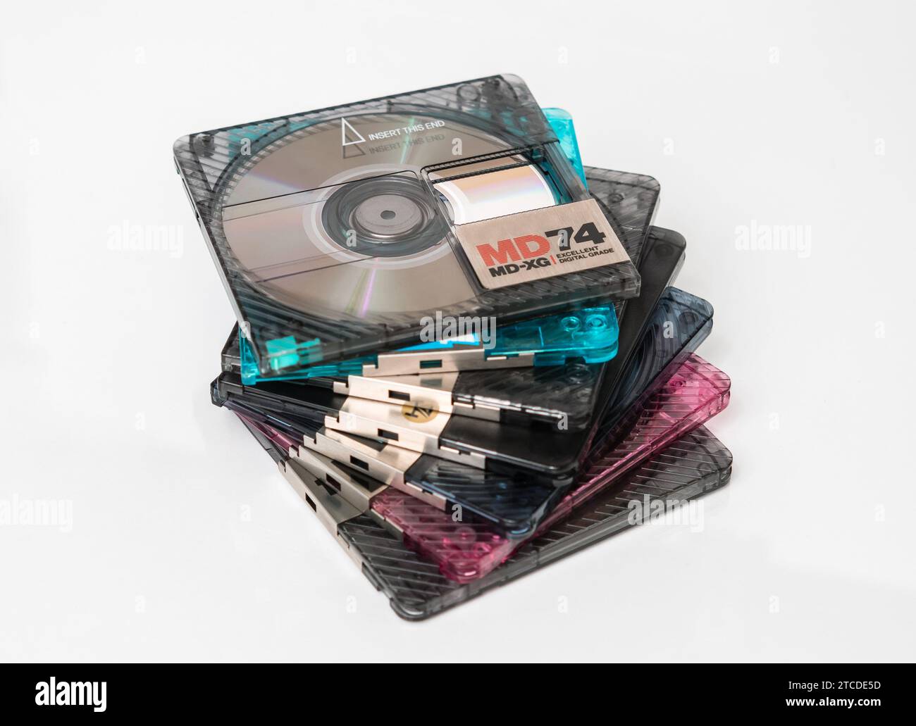 Una pila di mini dischi impilati a passi su uno sfondo bianco con riflesso Foto Stock