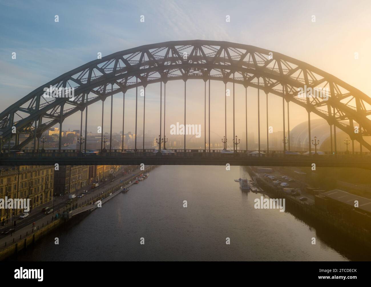 Chiudi l'immagine del Tyne Bridge in un'alba nebbiosa. Il centro della salvia è visibile dietro Foto Stock