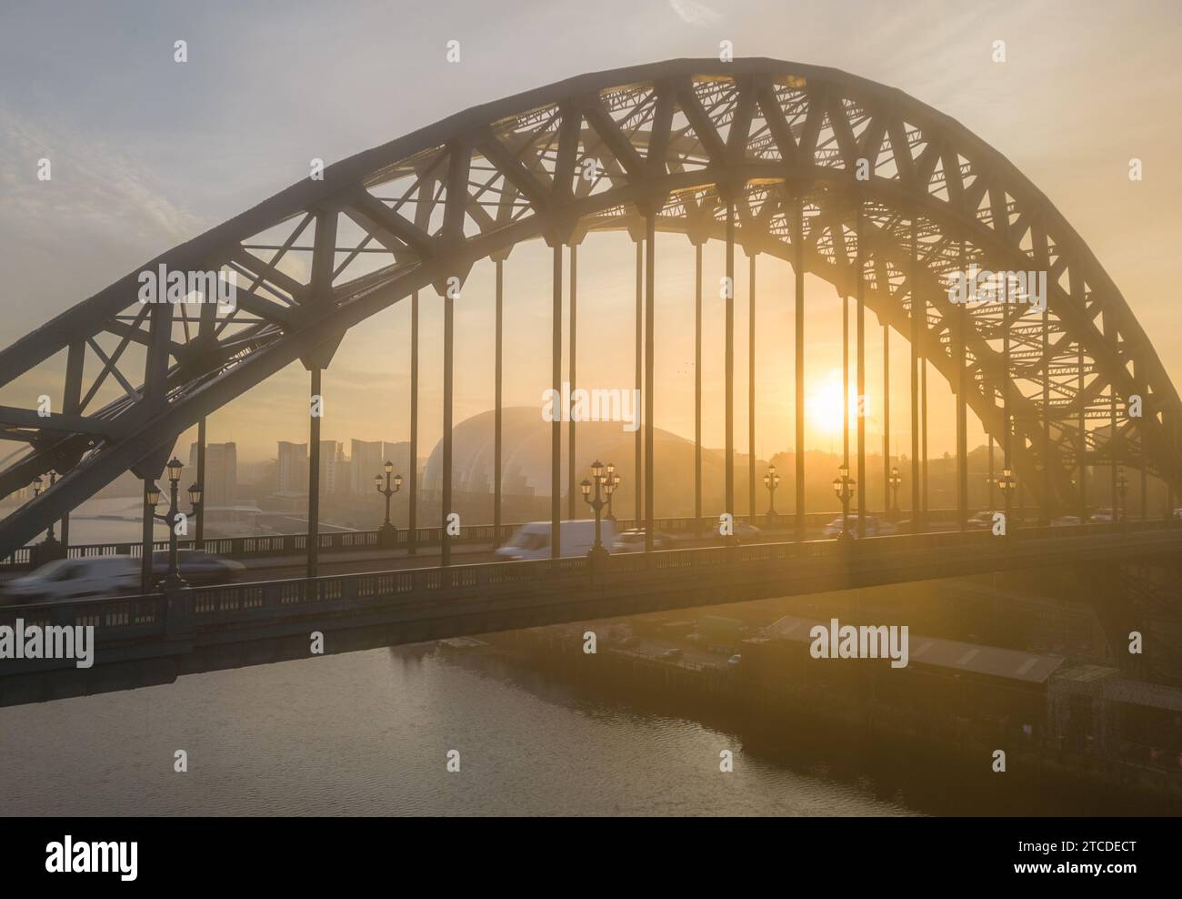 Il sole di Foggy sorge dietro il Tyne Bridge e il Sage Centre, girato da un drone Foto Stock