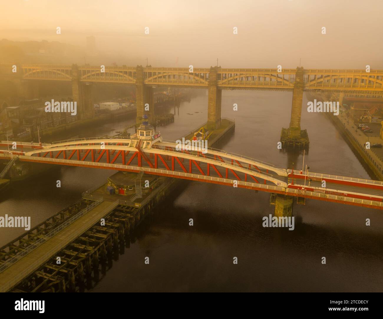 Il ponte sospeso e il ponte di alto livello sono stati girati dal drone in una nebbiosa mattinata autunnale a Newcastle Foto Stock