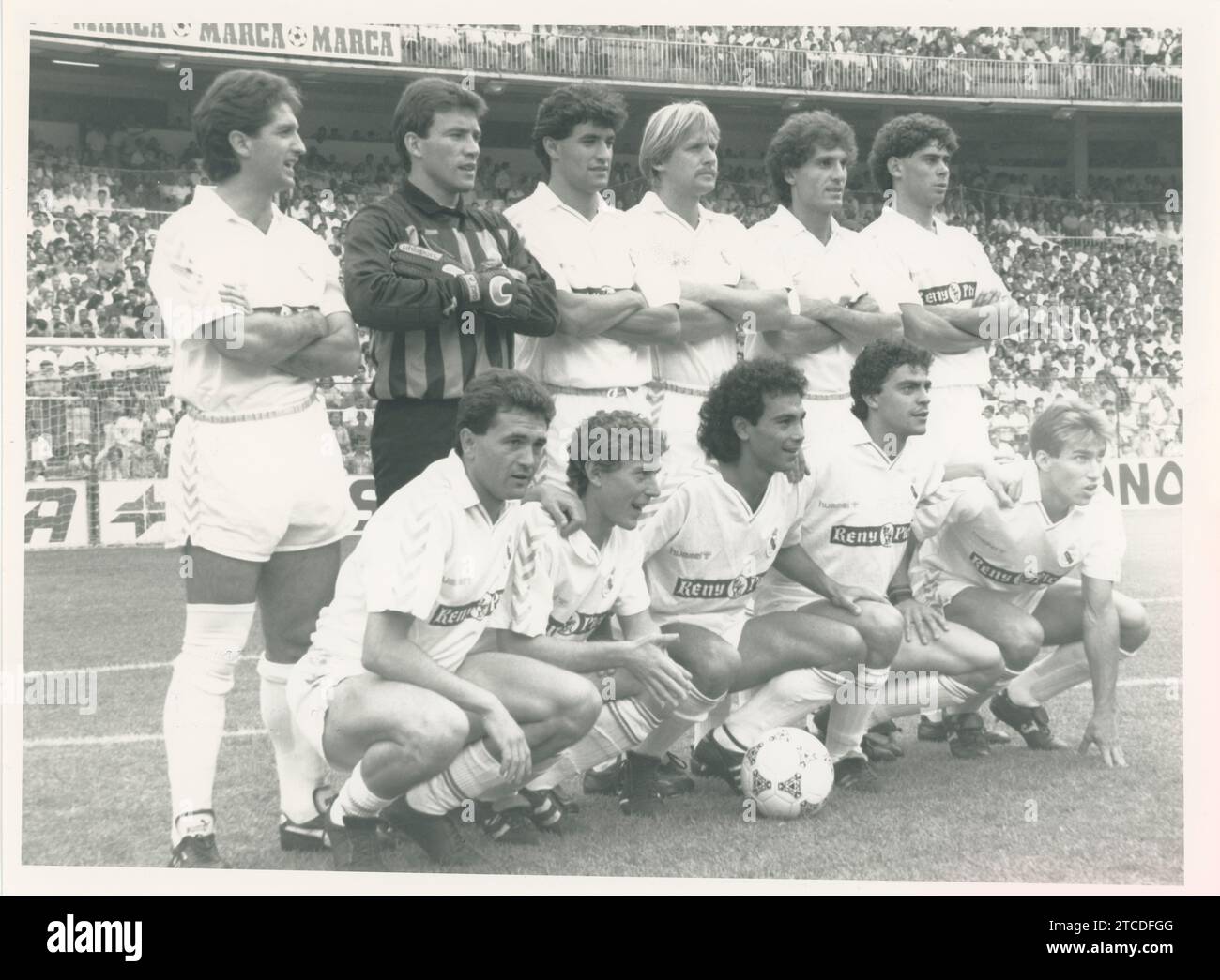 Partita di campionato giocata allo stadio Santiago Bernabéu nella stagione 1989 1990. Nell'immagine, sopra da sinistra a destra, Chendo, Buyo, Michel, Schuster, Ruggeri e Hierro. Sotto, da sinistra a destra, Gordillo, Butragueño, Hugo Sánchez, Sanchís e Martín Vázquez. Crediti: Album / Archivo ABC / Luis Ramírez Foto Stock