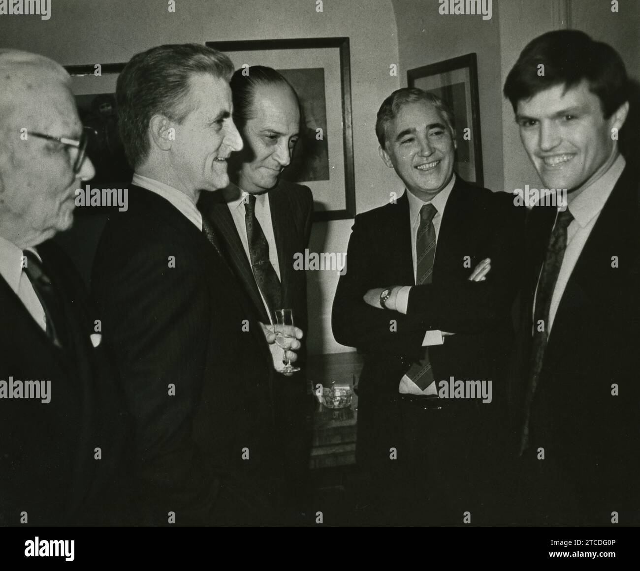 Madrid, 01/30/1987. Nella casa dell'ABC, Juan Antonio Ruiz "Espartaco", "Figura del mese", riceve l'ABC de Oro. Nell'immagine, Juan Antonio Ruiz "Espartaco", Santiago Martín "El viti", Paco Camino, Domingo Ortega e Antoñete. Crediti: Album / Archivo ABC / Gonzalo Cruz Foto Stock
