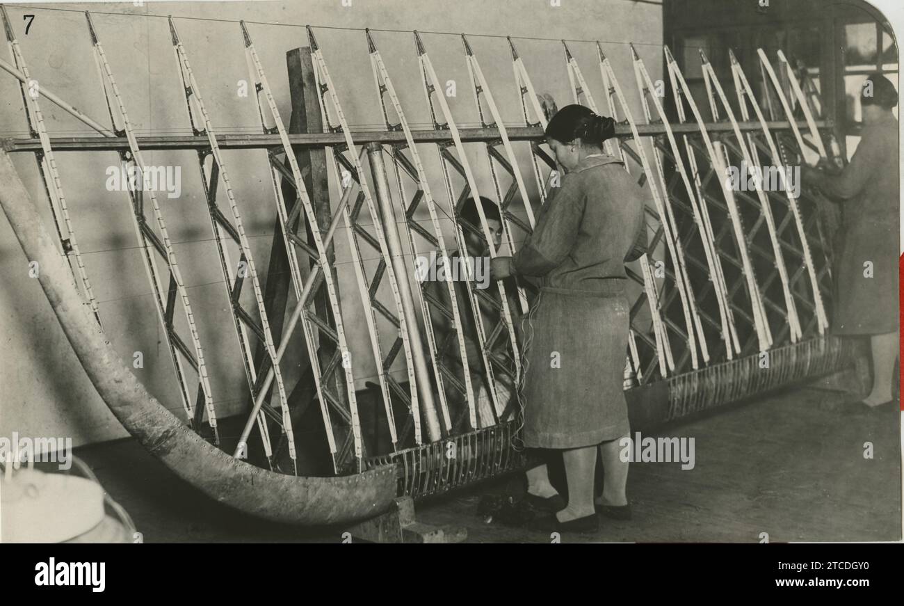 Getafe (Madrid), 1928. Costruzione del Breguet XIX 'Jesús del Gran Poder' aereo. Nell'immagine, le cinghie sulle quali è fissata la seta che coprirà le alette del dispositivo. Crediti: Album / Archivo ABC / Contreras Y Vilaseca Foto Stock