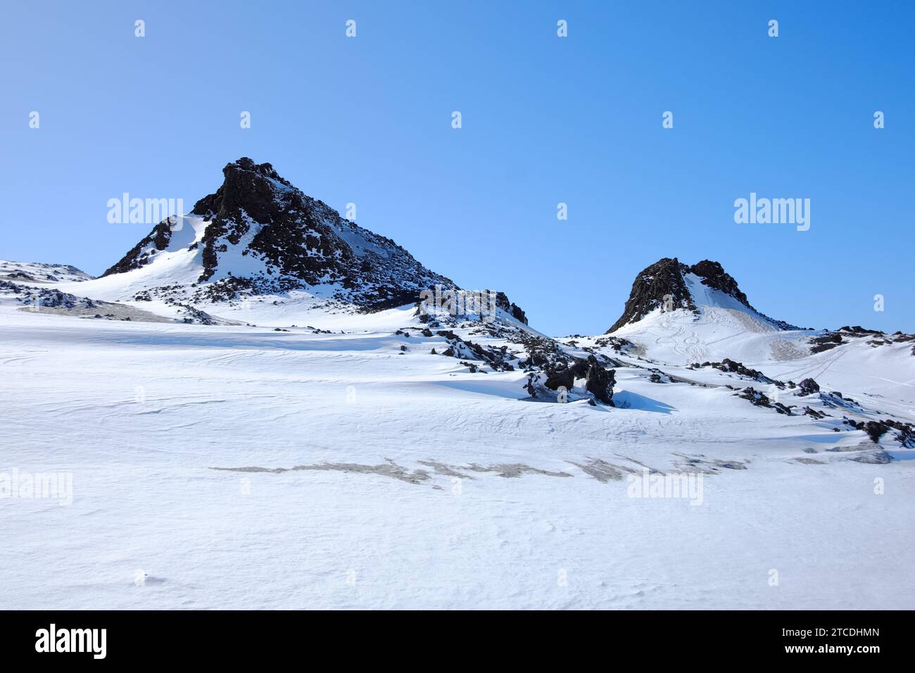 Hornitos innevati "i due Pizzi" o "Frati PII" sul versante montuoso del cratere del Nord-Est dell'Etna, Sicilia, Italia Foto Stock