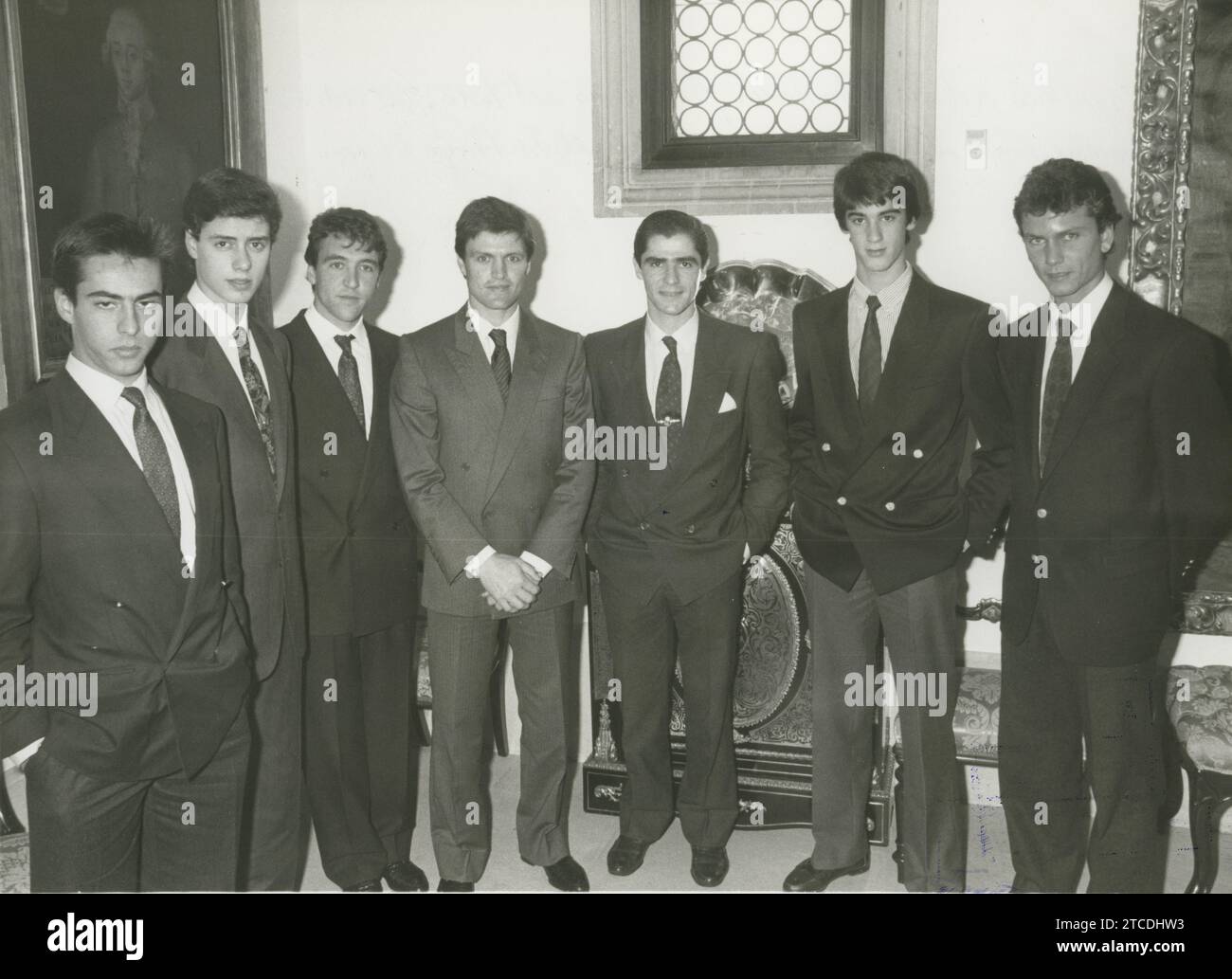 Siviglia, 16/12/1989. Siviglia, 16/12/1989. Juan Antonio Ruiz 'Espartaco', scelto 'Andalusiano dell'anno' dall'ABC di Siviglia. Nell'immagine, circondato dalle nuove generazioni di corrida. Da sinistra a destra, Chamaco, finito de Córdoba, Espartaco Chico, Martín Pareja Obregón e Julito Aparicio. Crediti: Album / Archivo ABC Foto Stock