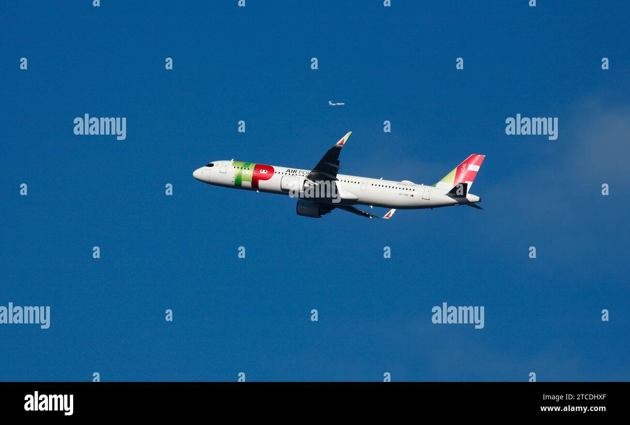 TAP Air Portugal aereo passeggeri CS-TXG che sorvola Southwest London Regno Unito Foto Stock