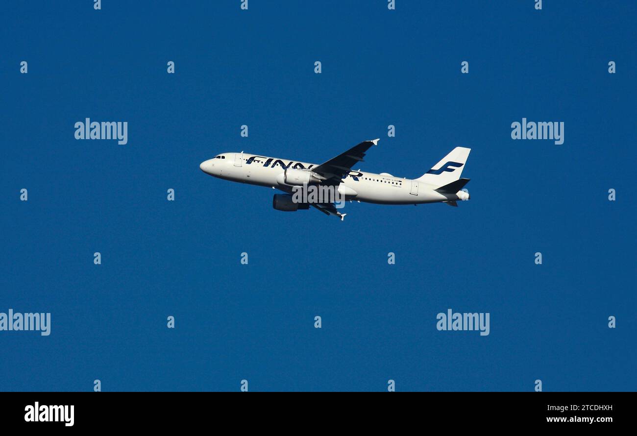 Aereo passeggeri FINNAIR che vola sopra il sud-ovest di Londra Regno Unito Foto Stock