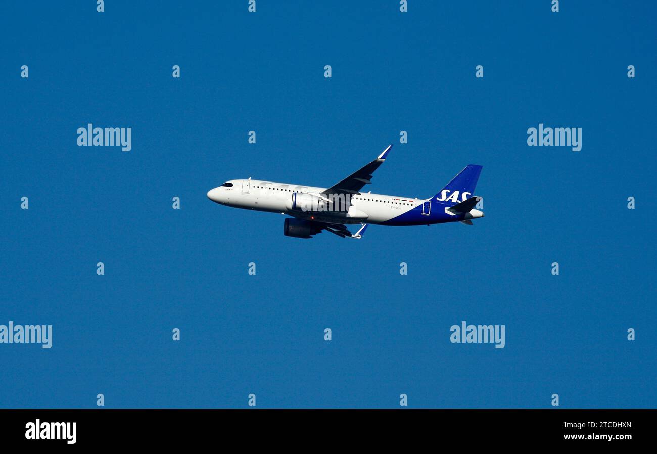 Scandinavian Airlines SAS EI-SCA vola sul sud-ovest di Londra Regno Unito Foto Stock