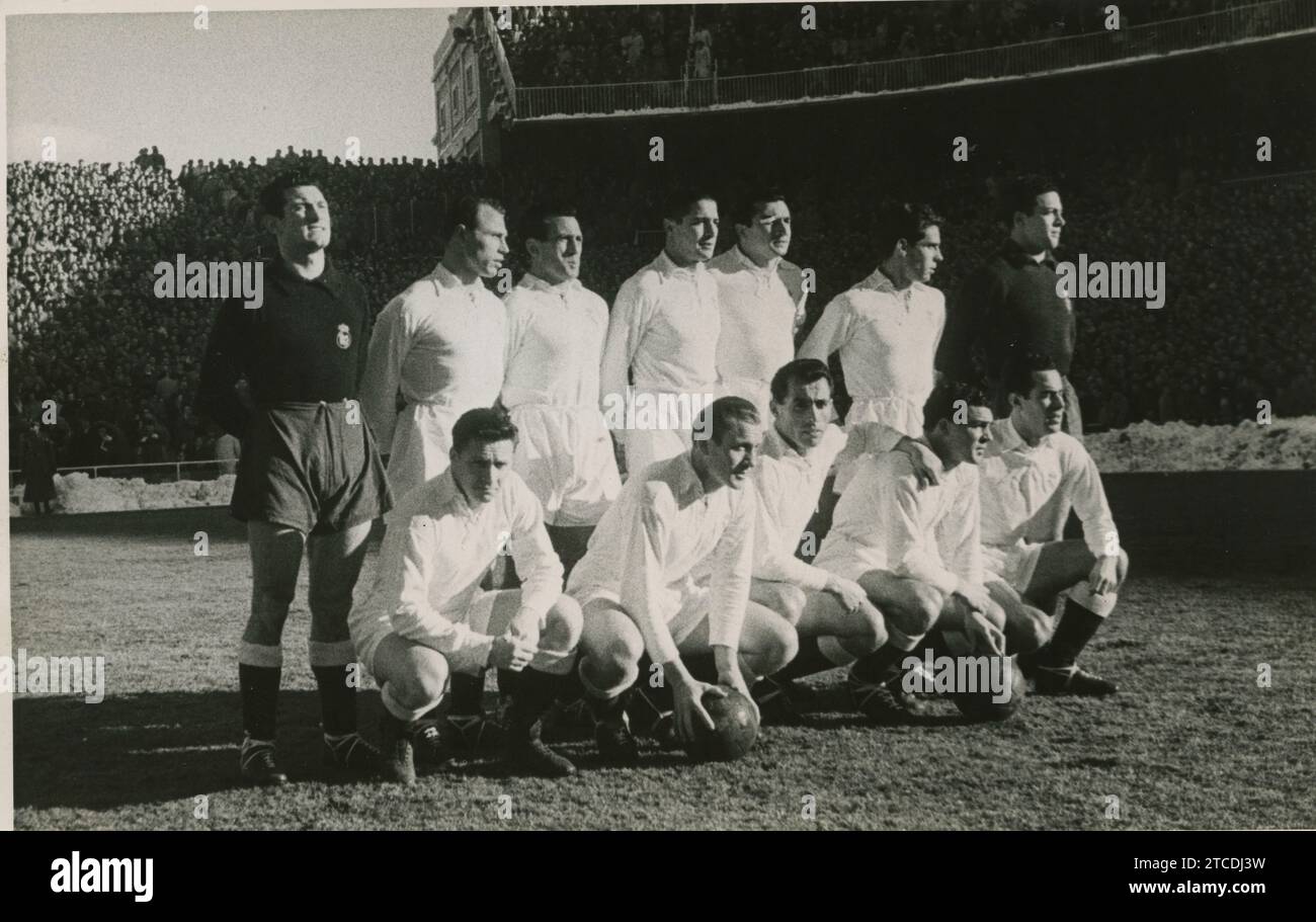 Madrid, 01/27/1952. Partita di campionato allo stadio Chamartín, tra Real Madrid e Atlético de Madrid. Nell'immagine, la squadra bianca: Juanito Alonso; Navarro, Gabriel Alonso, oliva, Muñoz, Zárraga, Adauto, Molowny, Olsen, Pahíño, Joseíto, Cabrera. Crediti: Album / Archivo ABC / Basabe Foto Stock