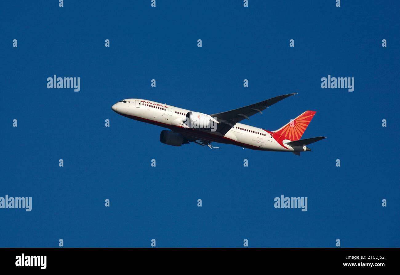Air India Boeing 787 Dreamliner VT-ANW in volo sul sud-ovest di Londra Regno Unito Foto Stock