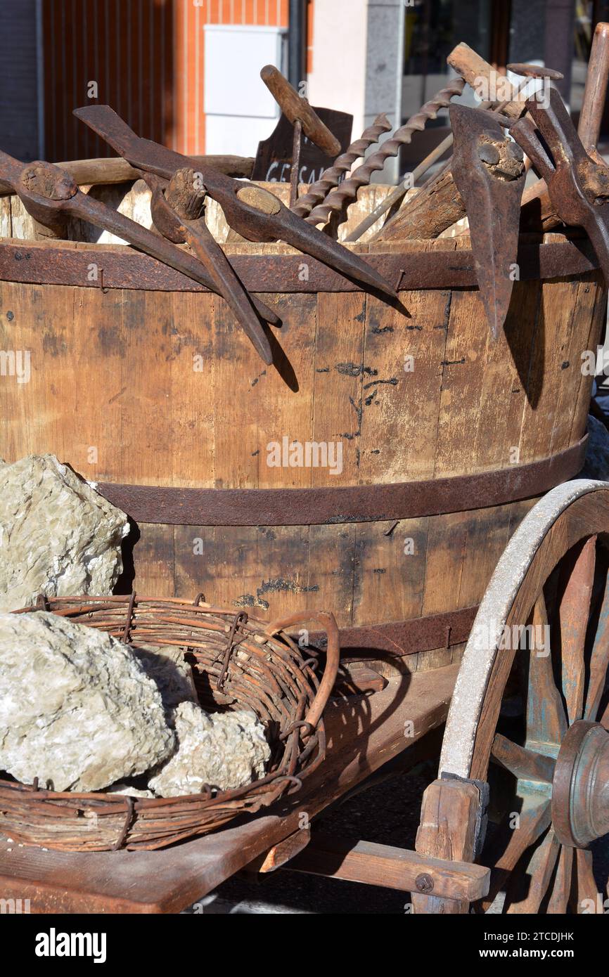 Blocchi di minerali di gesso e vecchi utensili arrugginiti per la sua estrazione. Foto Stock