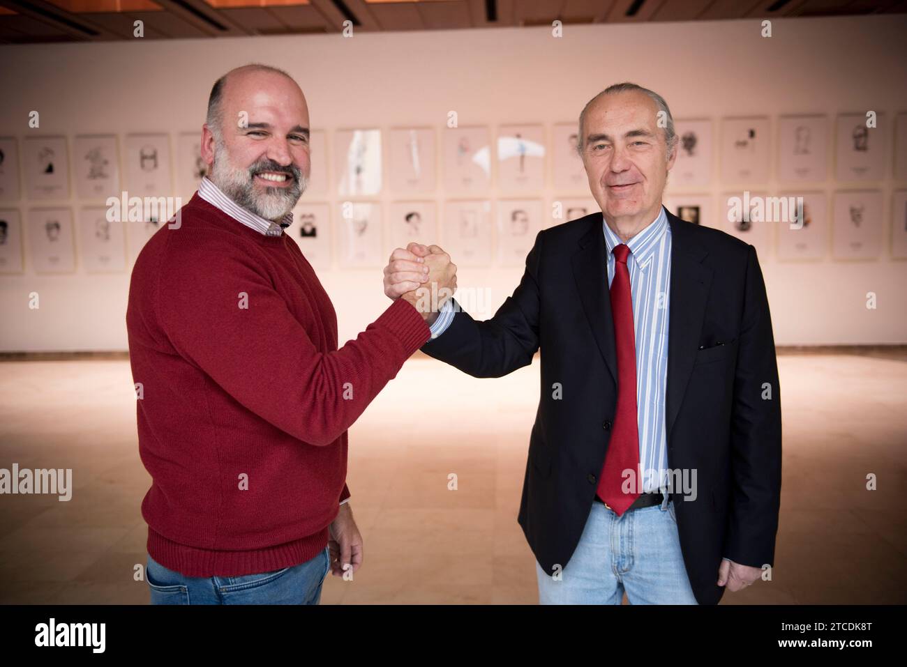 Madrid, 24/01/2018. Luis Alberto de Cuenca e José Manuel Lucía in a mano su Lope de Vega e Cervantes nella casa dell'ABC. Foto: Matías Nieto. ArchDC. Crediti: Album / Archivo ABC / Matías Nieto Koenig Foto Stock