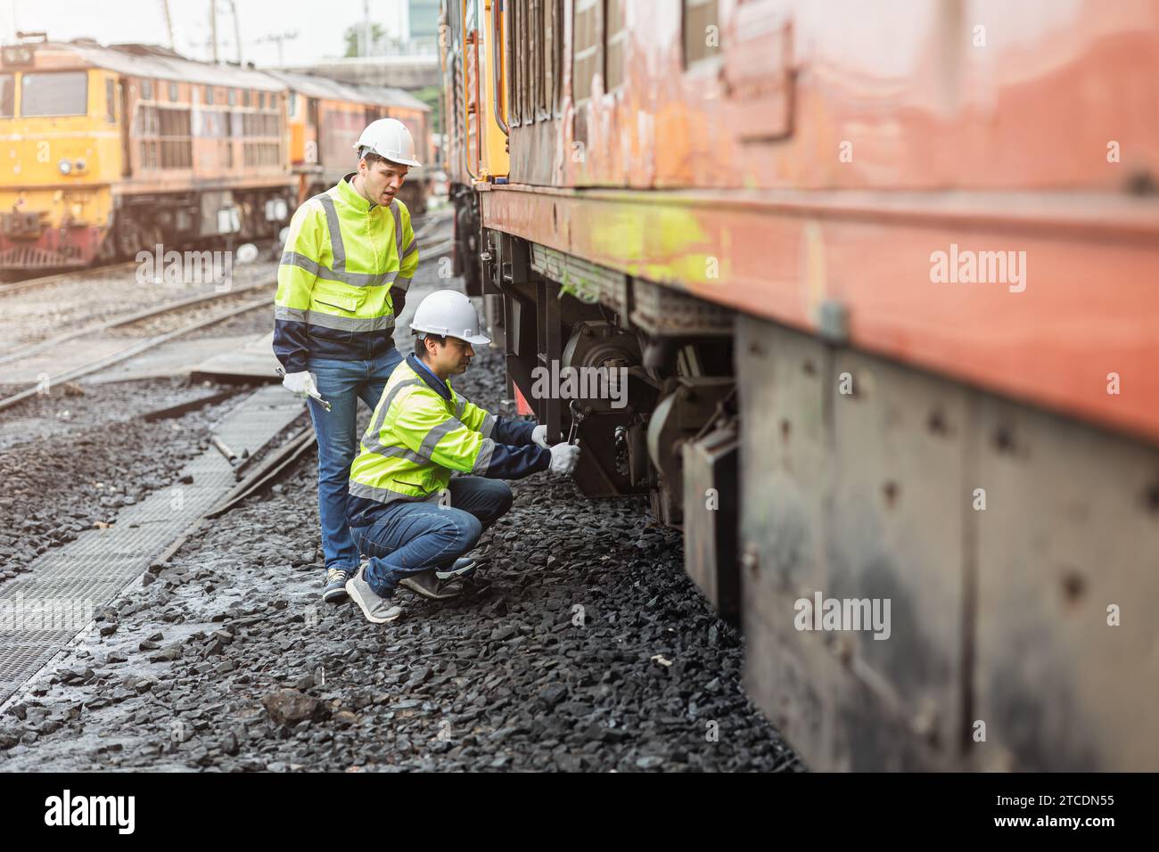 Addetto alla riparazione delle locomotive, tecnico del macchinista in servizio di manutenzione materiale rotabile della vecchia cabina del treno diesel per passeggeri nel trasporto ferroviario i Foto Stock