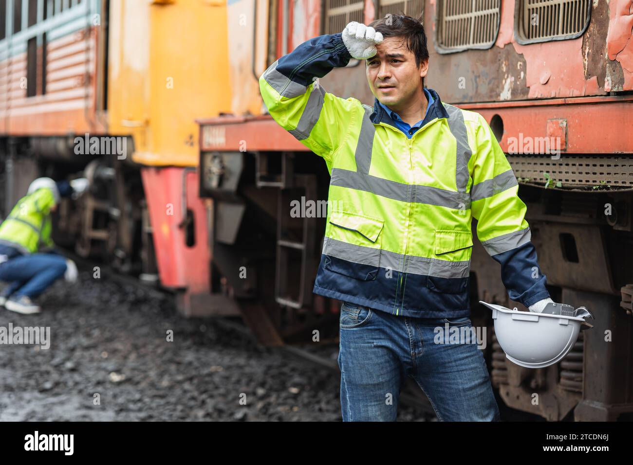 Affaticamento stanco sollecita il personale addetto alla riparazione delle locomotive, il tecnico addetto alla manutenzione dei treni in servizio lavora sodo. Foto Stock