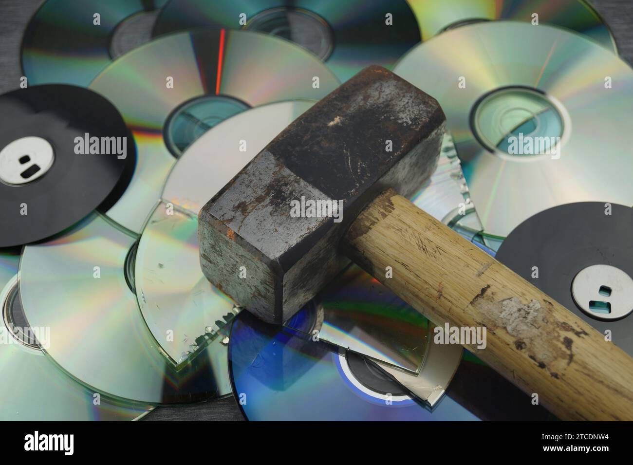 DVD e martello distrutti, immagine simbolo per attacco hacker Foto Stock