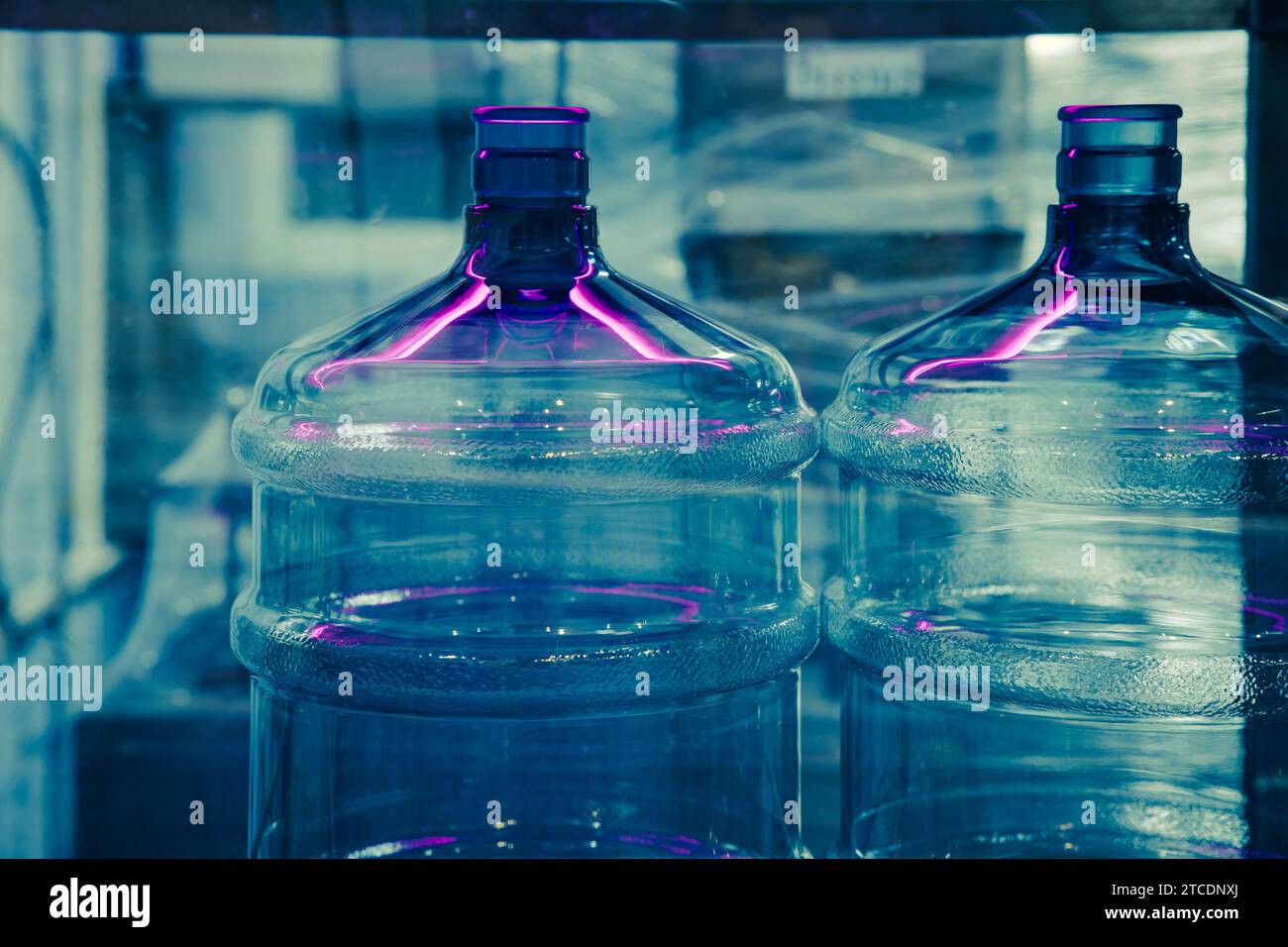 Fabbrica di acqua delle bevande utilizzando il sistema di sterilizzazione della disinfezione della luce UV nella linea di produzione per pulire il serbatoio della bottiglia di acqua potabile Foto Stock