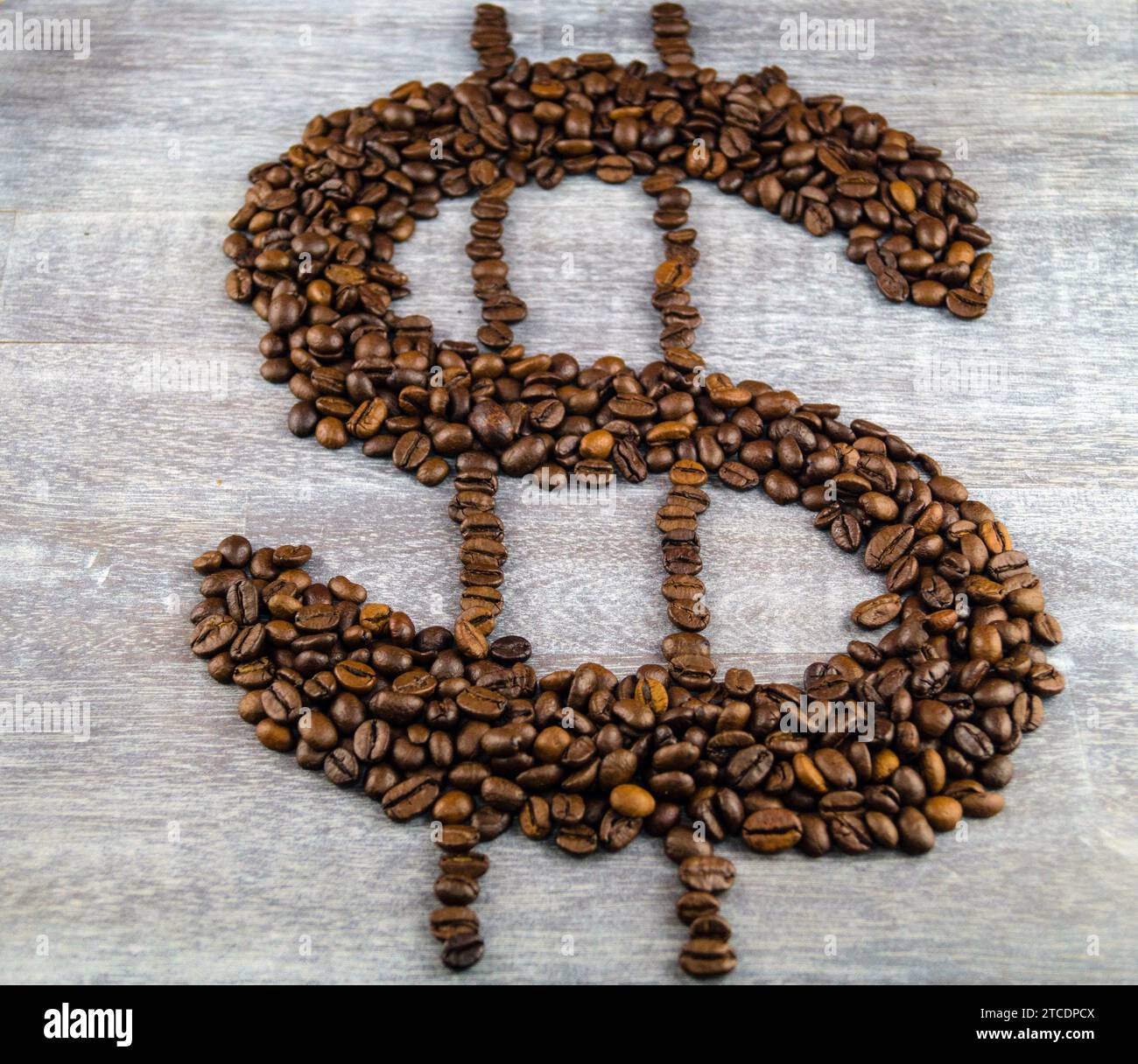 Simbolo del dollaro, formato da chicchi di caffè tostati, prezzo del caffè Foto Stock