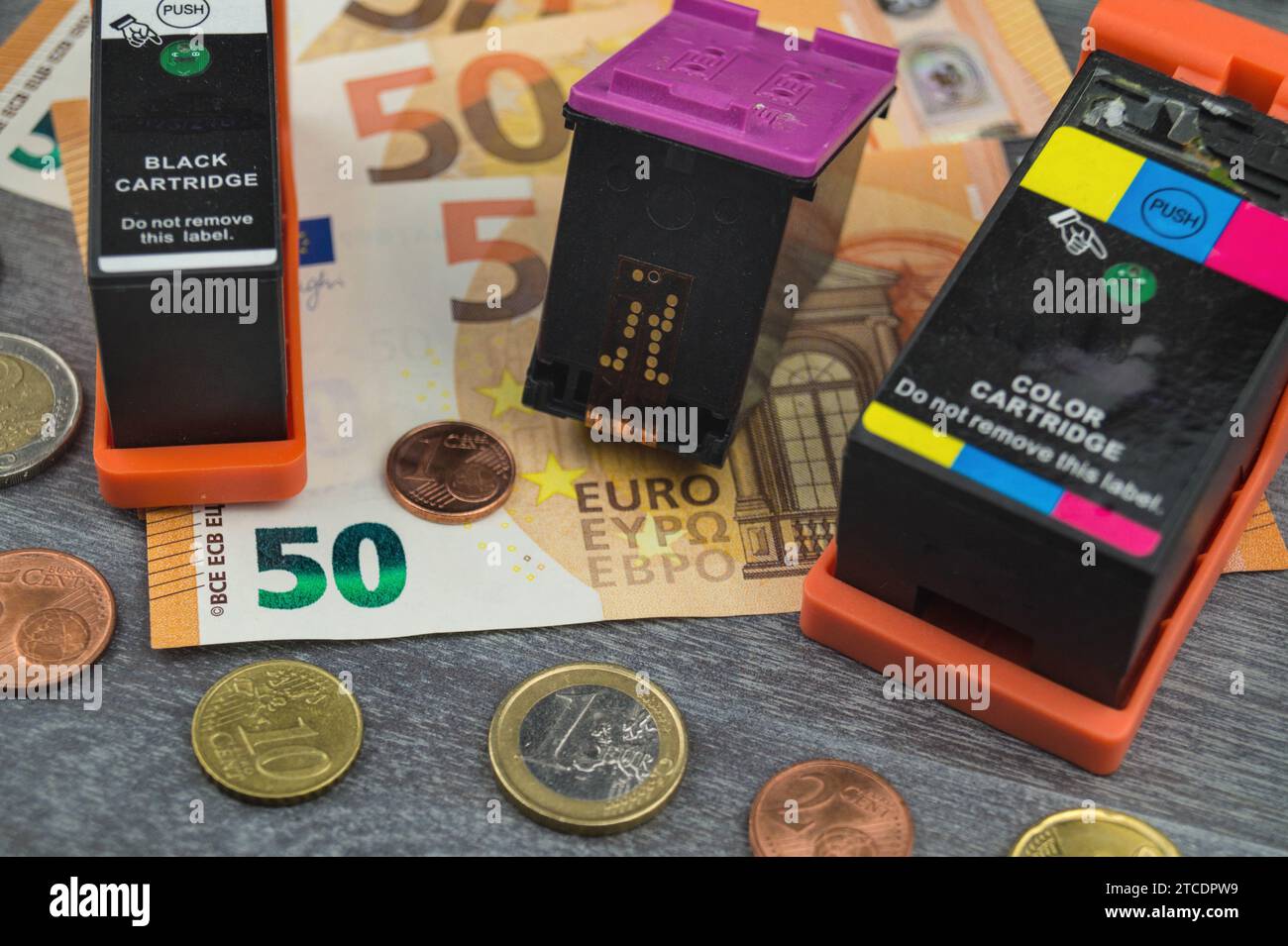 Cartucce d'inchiostro con Euro, simbolo per i costi di stampa Foto Stock