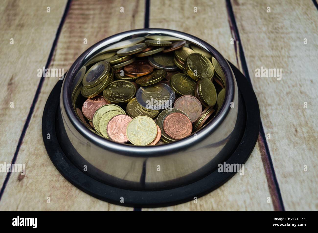 monete nel recipiente, simbolo dei costi di alimentazione Foto Stock