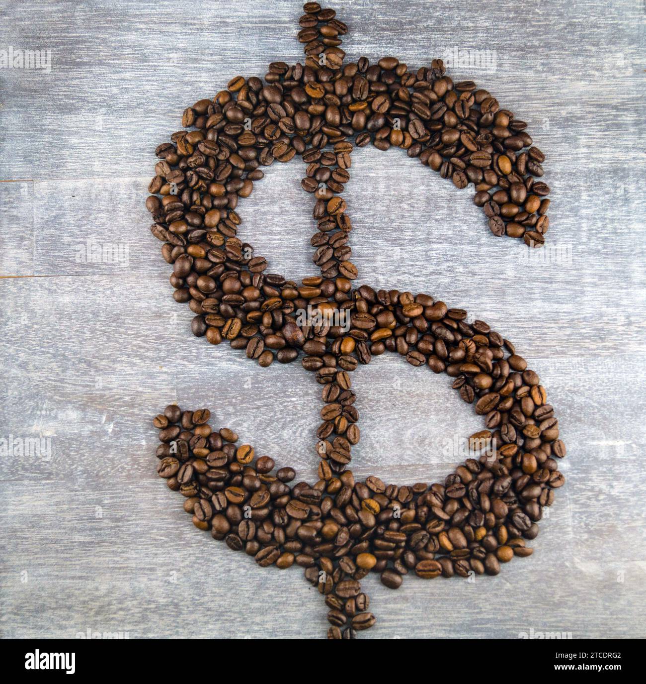 Simbolo del dollaro, formato da chicchi di caffè tostati, prezzo del caffè Foto Stock