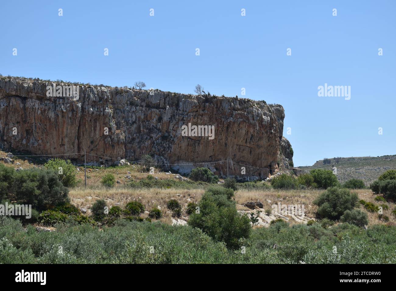 Scogliera di roccia piatta simile a quella di mesa nella campagna siciliana in provincia di Trapani Foto Stock
