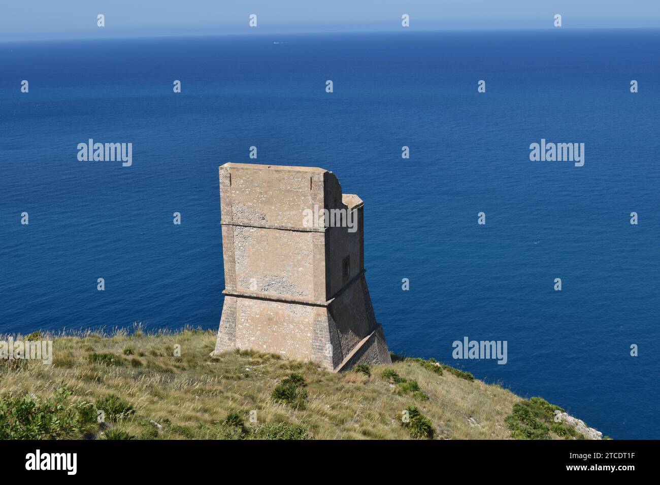 Rovine della Torre dell'Impiso nel parco naturale dello Zingaro, affacciato sulle acque blu del Mar Mediterraneo in Sicilia Foto Stock