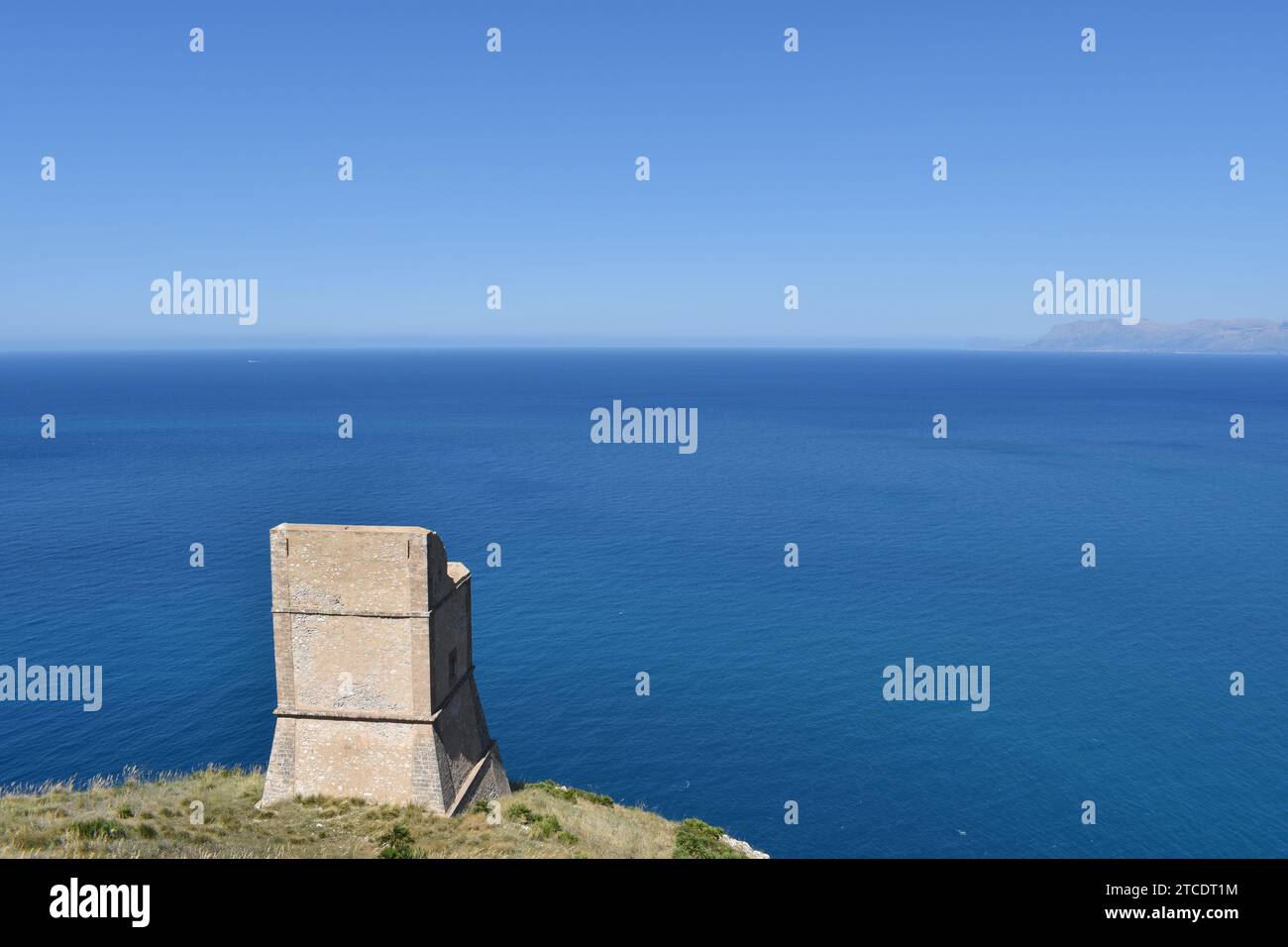 Rovine della Torre dell'Impiso nel parco naturale dello Zingaro, affacciato sulle acque blu del Mar Mediterraneo in Sicilia Foto Stock