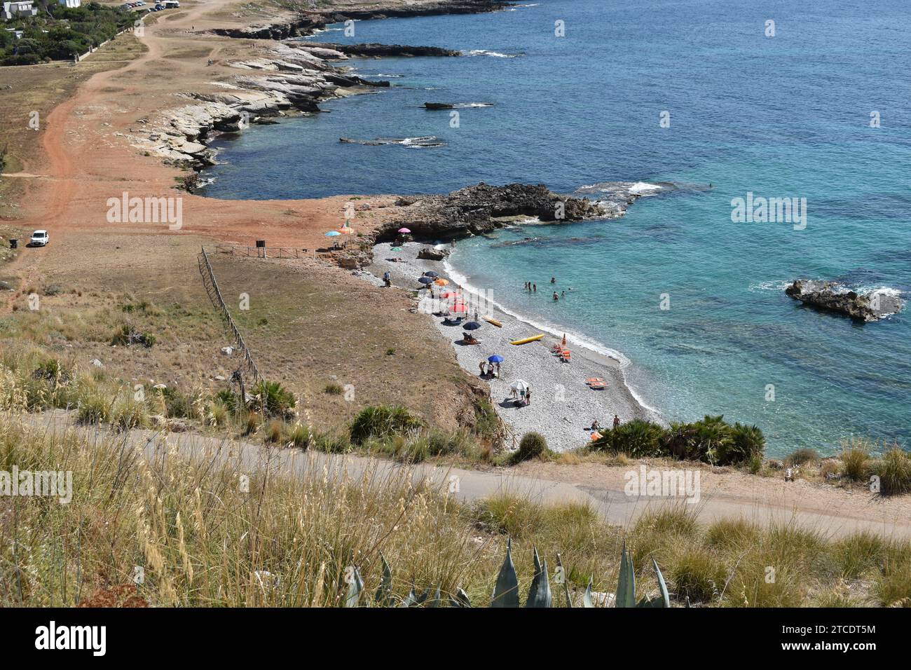 Persone che si godono il sole e il mare alla spiaggia di Isulidda a Trapani, in Sicilia Foto Stock