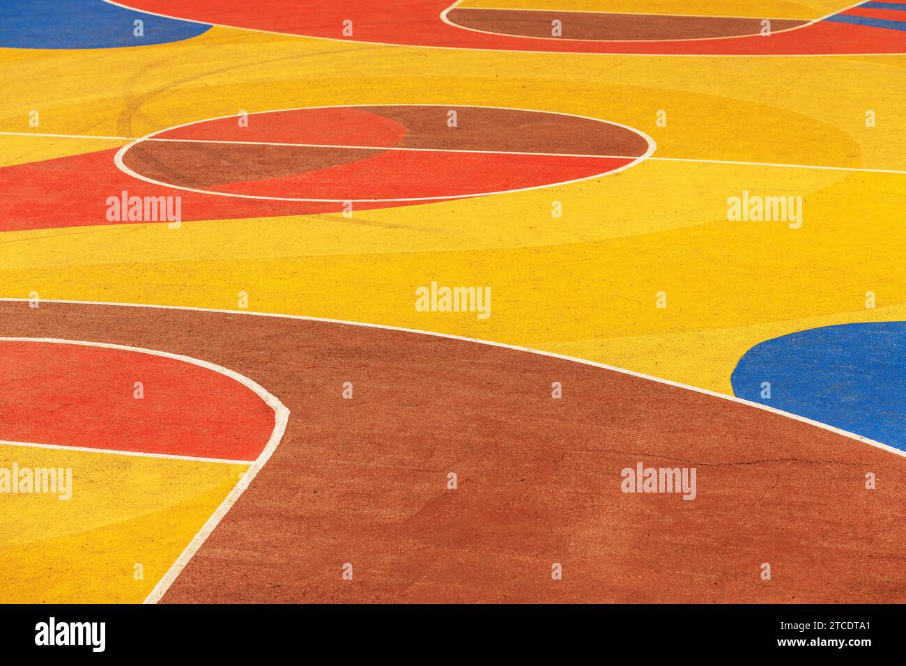 Campo da streetball o da pallacanestro all'aperto in un contesto sportivo astratto e colorato, niente gente Foto Stock