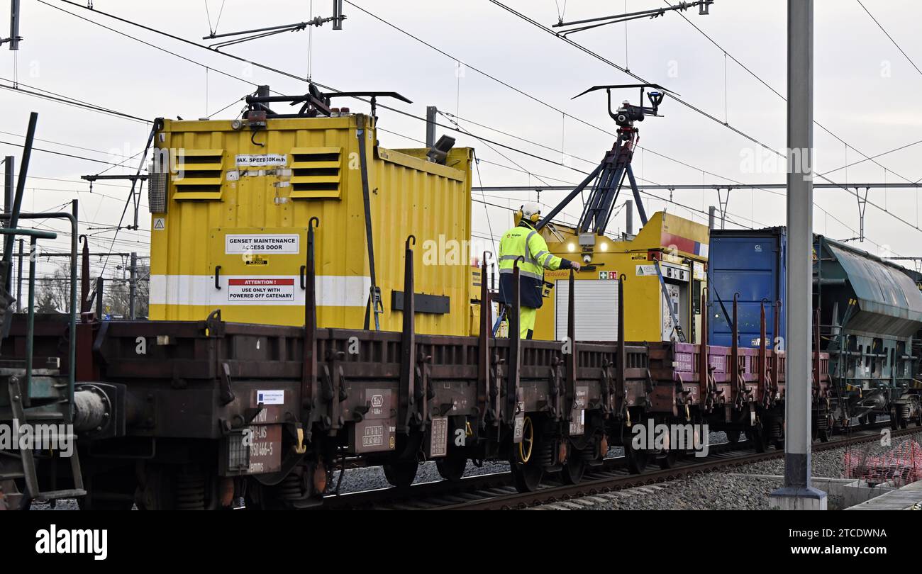 Lovanio, Belgio. 12 dicembre 2023. La figura mostra la presentazione del "Rijmtrein" (treno di rime/Rhyme) dell'impresa di infrastrutture ferroviarie Infrabel, martedì 12 dicembre 2023, a Lovanio. Il treno è utilizzato per combattere la formazione di ghiaccio sulla linea aerea e gli interruttori, utilizzando una telecamera laser per spruzzare un prodotto resistente all'umidità (costituito da oli minerali e vegetali) sulla linea aerea per evitare l'adesione di per contrastare la rima. BELGA PHOTO ERIC LALMAND Credit: Belga News Agency/Alamy Live News Foto Stock