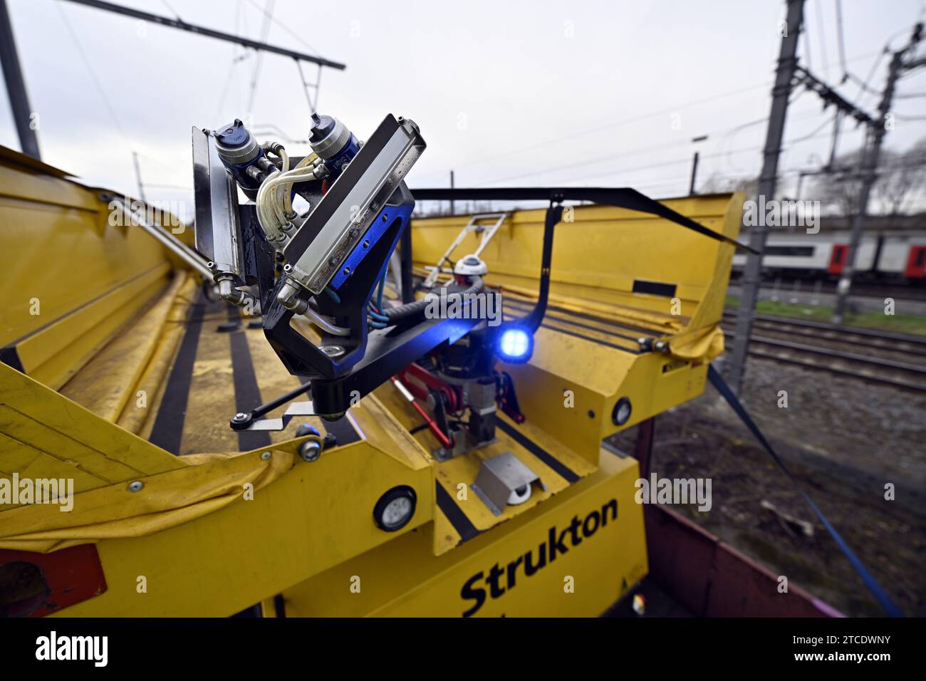 Lovanio, Belgio. 12 dicembre 2023. La figura mostra la presentazione del "Rijmtrein" (treno di rime/Rhyme) dell'impresa di infrastrutture ferroviarie Infrabel, martedì 12 dicembre 2023, a Lovanio. Il treno è utilizzato per combattere la formazione di ghiaccio sulla linea aerea e gli interruttori, utilizzando una telecamera laser per spruzzare un prodotto resistente all'umidità (costituito da oli minerali e vegetali) sulla linea aerea per evitare l'adesione di per contrastare la rima. BELGA PHOTO ERIC LALMAND Credit: Belga News Agency/Alamy Live News Foto Stock