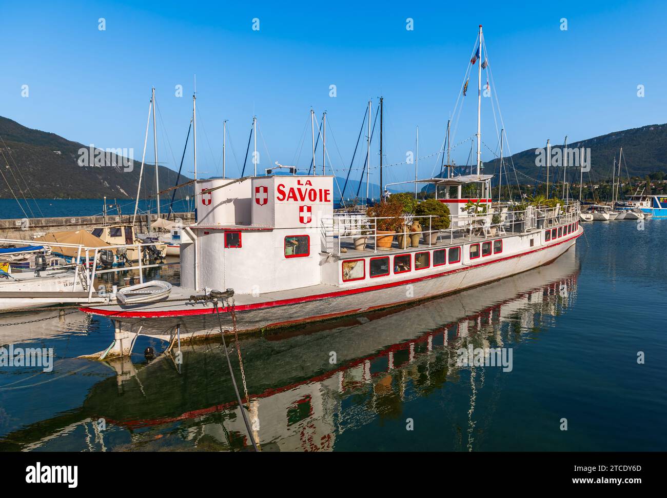 Una barca turistica sul lago di Bourget, in Savoia, in Auvergne Rhône Alpes, Francia Foto Stock