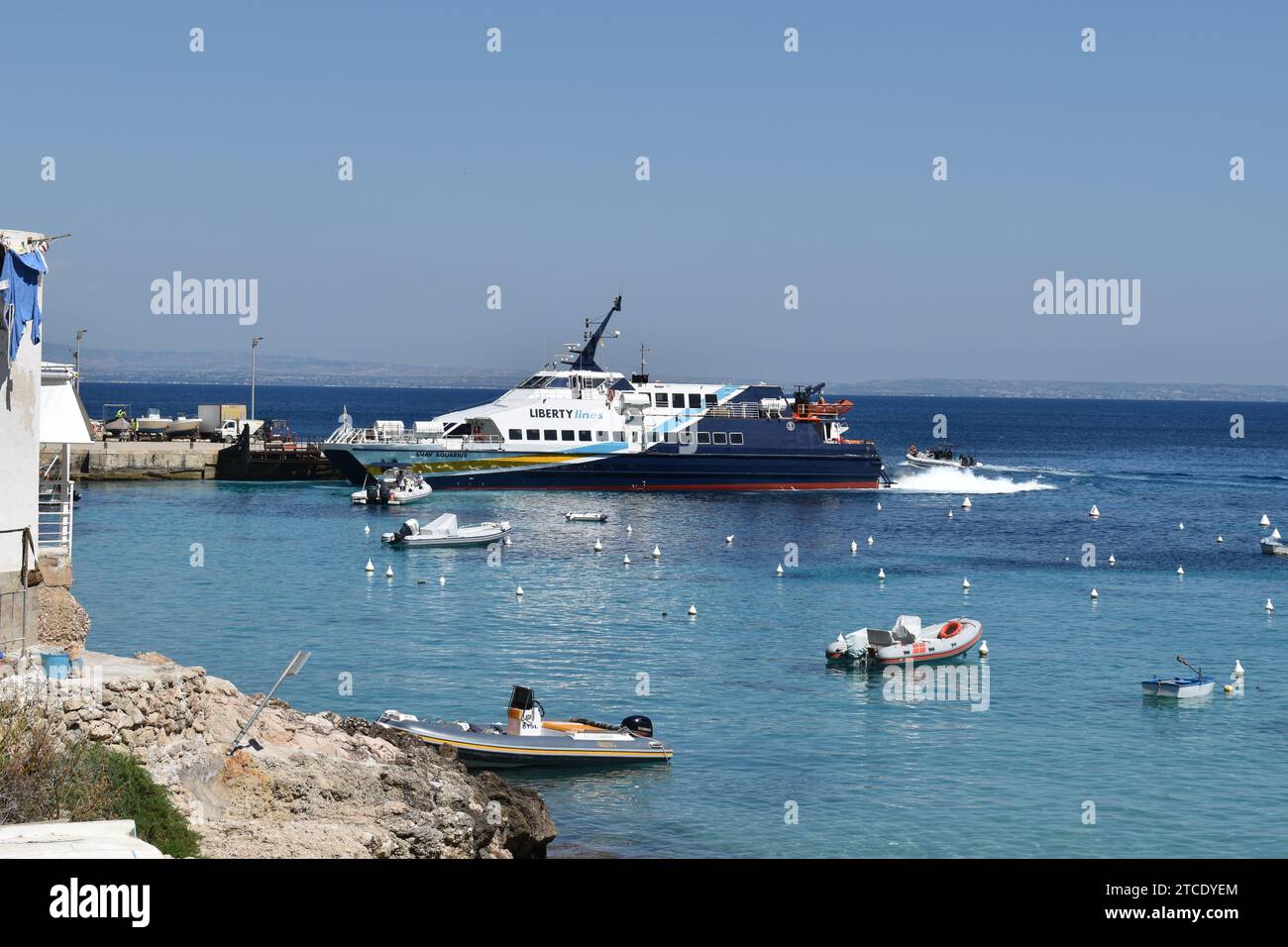 Traghetto Liberty Lines 'Snav Aquarius' che arriva al porto della città isolana siciliana di Levanzo Foto Stock