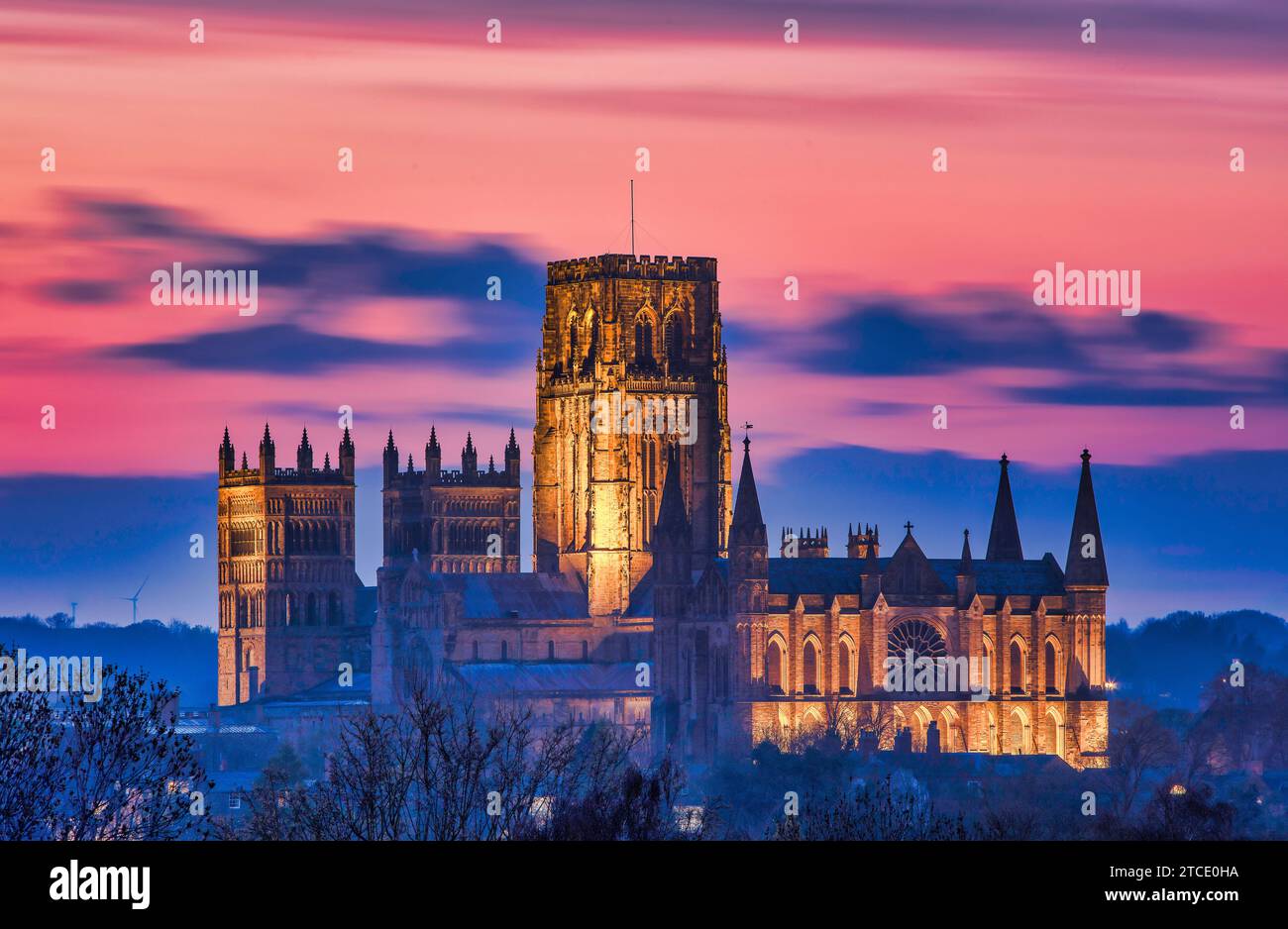 Una vista esterna della Cattedrale di Durham al tramonto con la cattedrale illuminata come vista da ovest Foto Stock