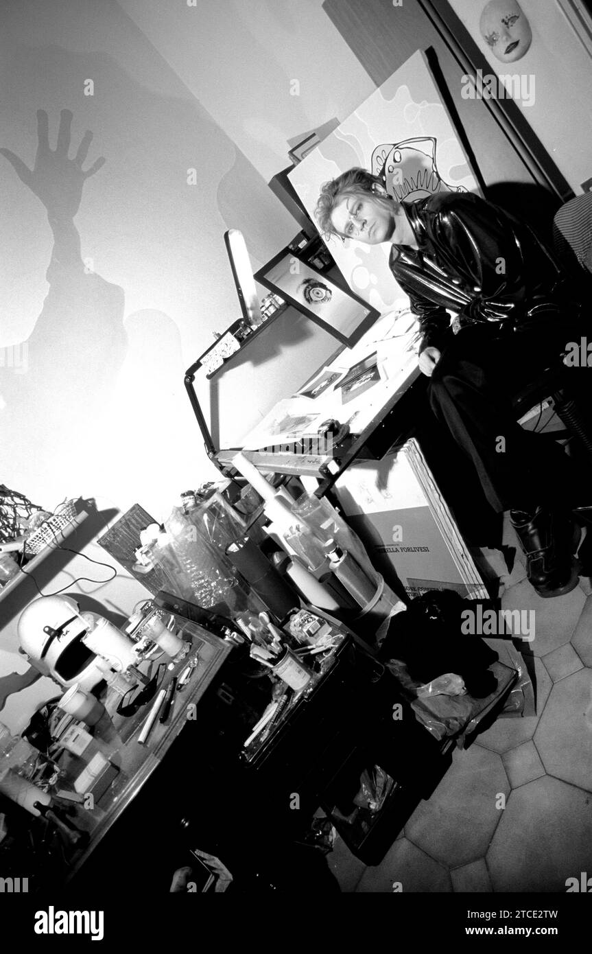 Monza Italia 1998-06-24: Andrea 'Andy' Fumagalli, sassofonista del gruppo Bluvertigo, durante la sessione fotografica con i suoi dipinti e le sue opere artistiche nel suo laboratorio Foto Stock